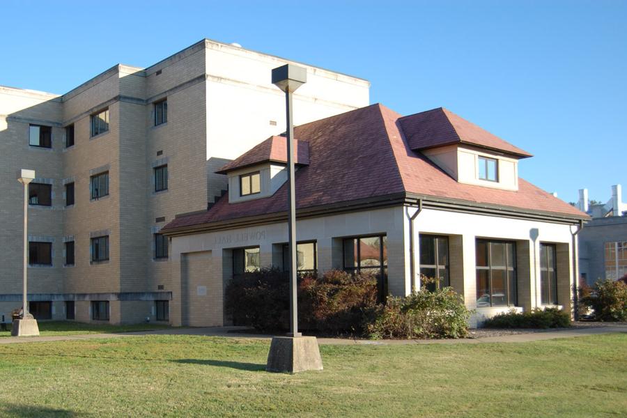 鲍威尔宿舍楼是荣誉计划的生活学习社区.